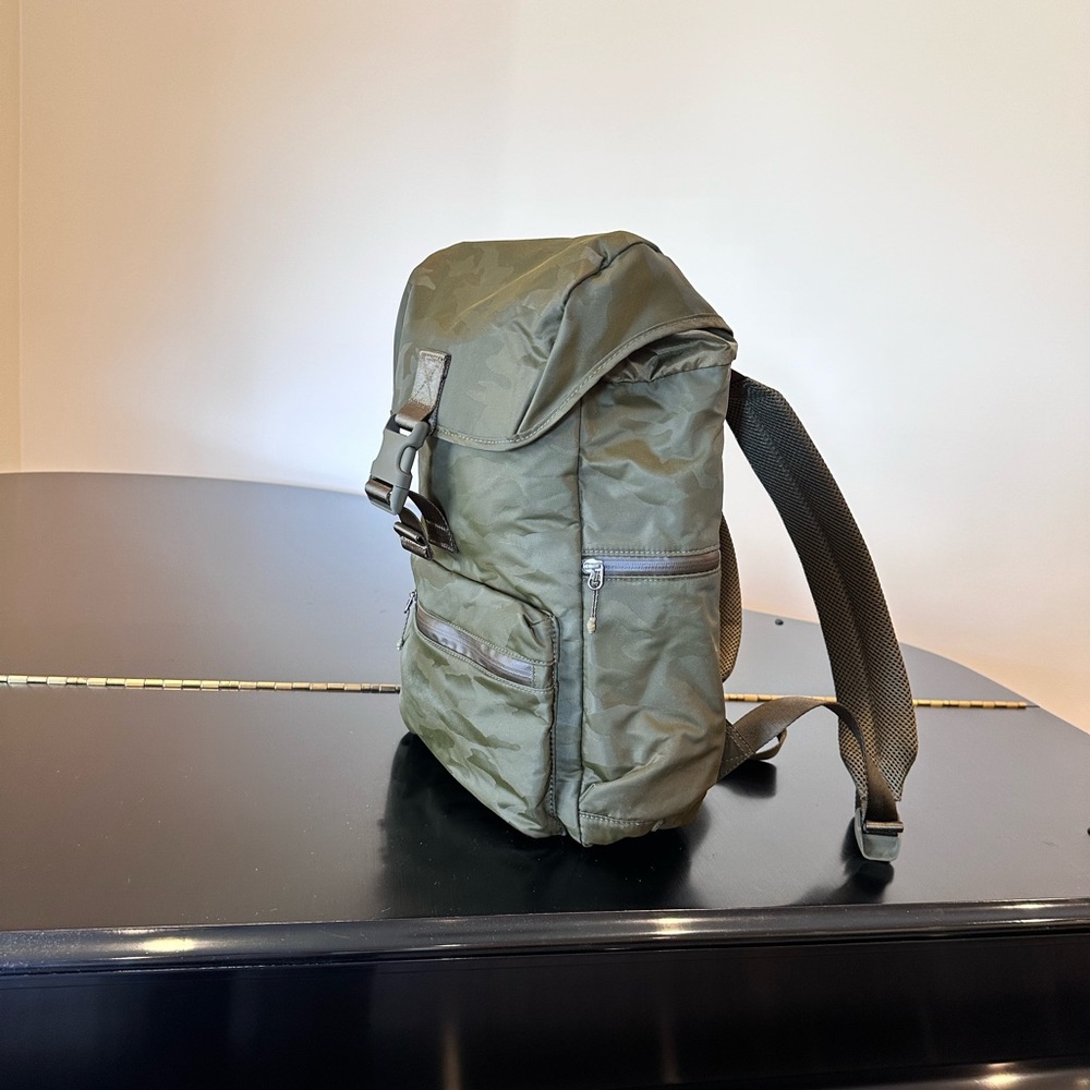 NWT Rare Minimalist Athletic Athleisure Athleta camo Venture Utility Backpack - Picture 10 of 17